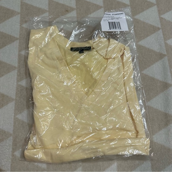 Universal standard Daphne top short sleeve sandwash in popcorn pale banana - Picture 2 of 3